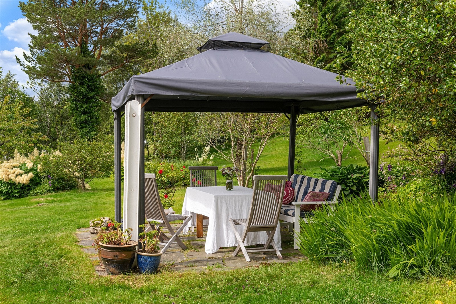 Flott solplass i hagen Galleribilde