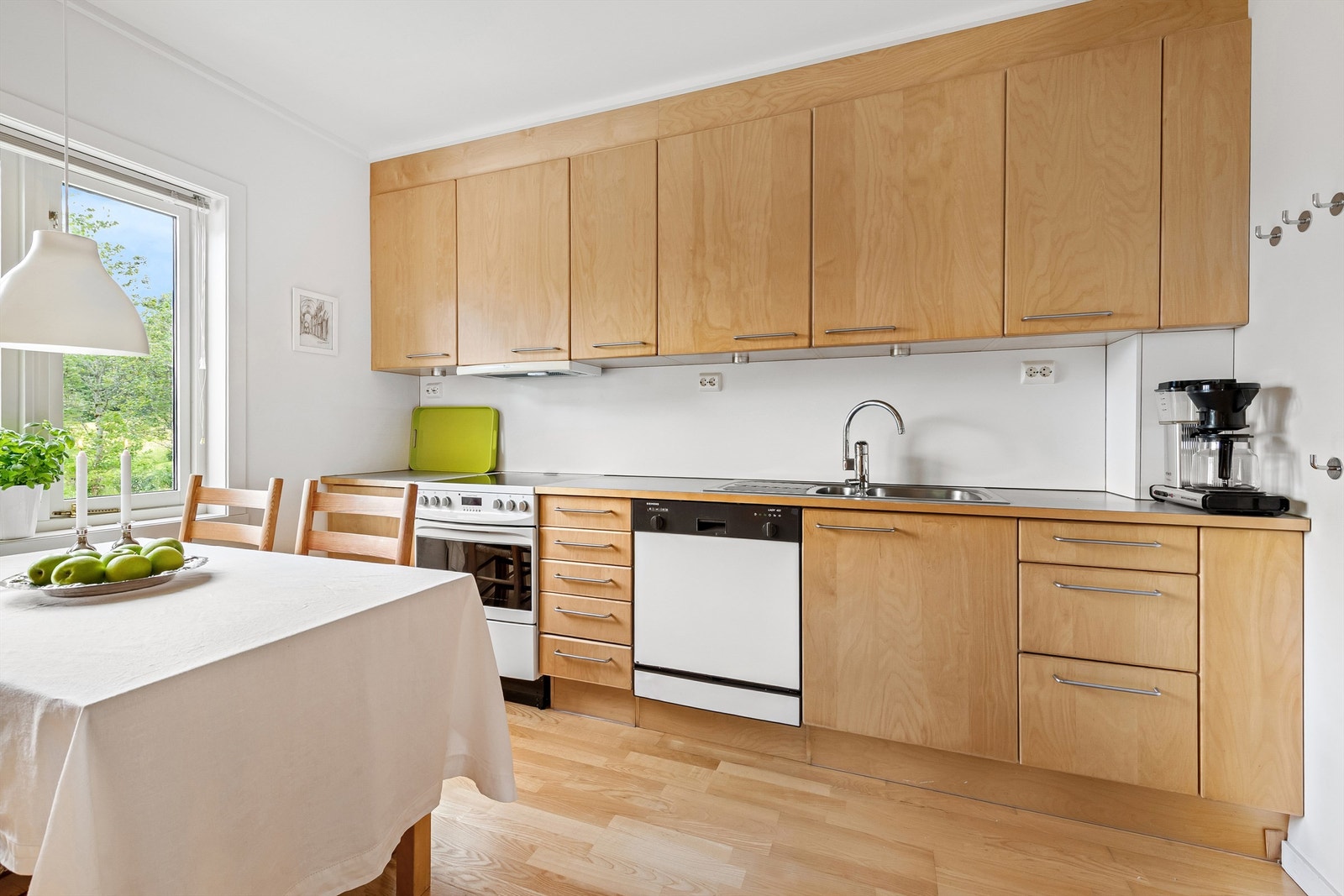 Kjøkkeninnredning fra Norema med glatte fronter og benkeplate av laminat Galleribilde