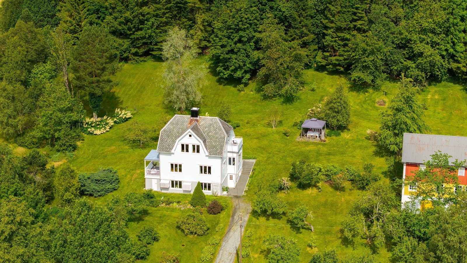 Dronebilde over eiendommen Galleribilde