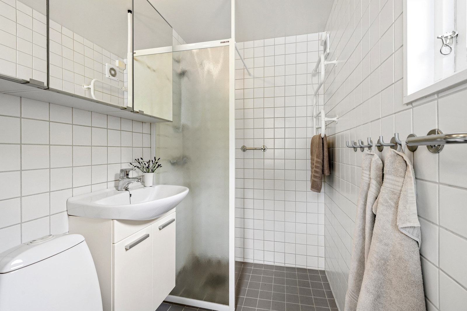 Flislagt bad med varmekabler i 1. etasje Galleribilde