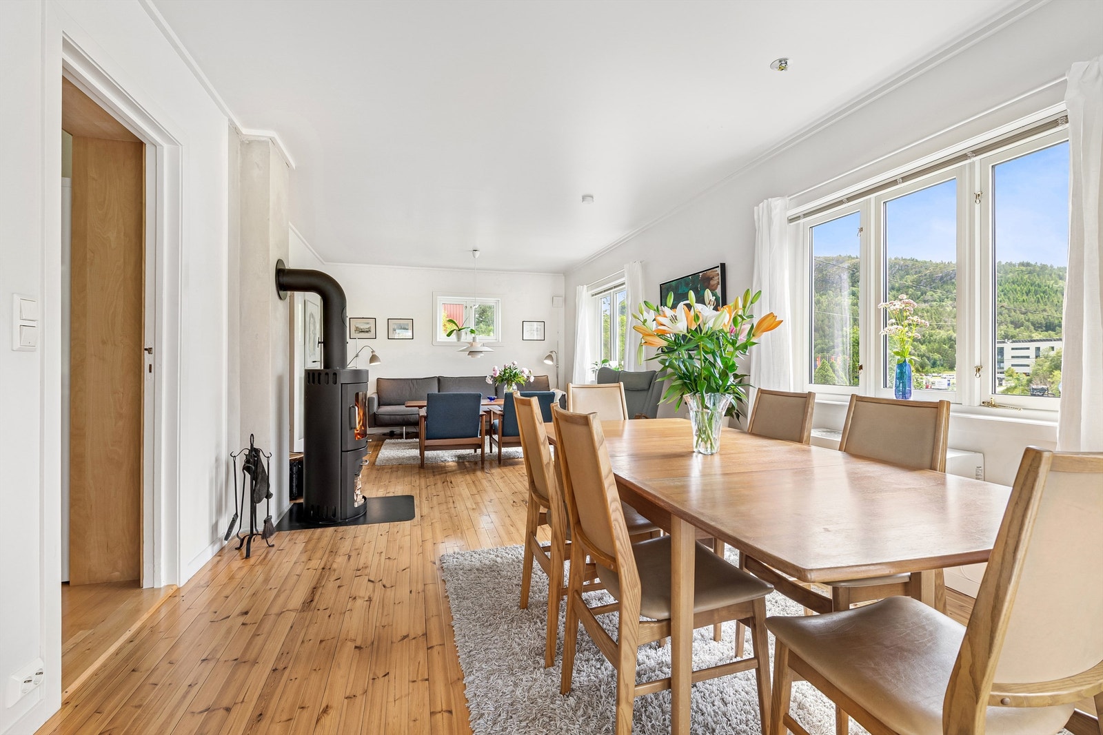 Romslig stue med lyse overflater i hovedetasjen og god plass til både spisestue og sofagruppe Galleribilde