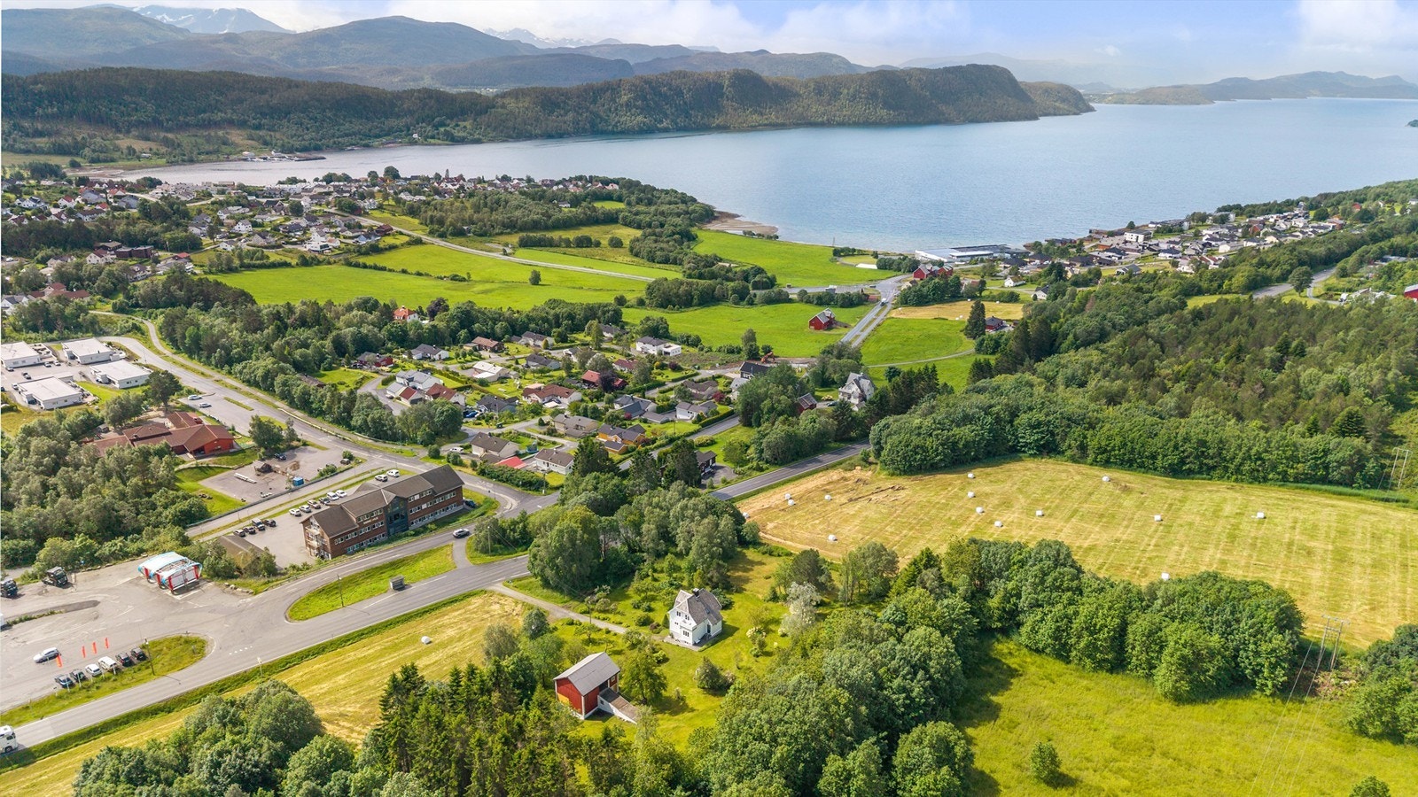 Dronebilde tatt fra nordøst mot Tennfjorden og Tennfjordneset Galleribilde