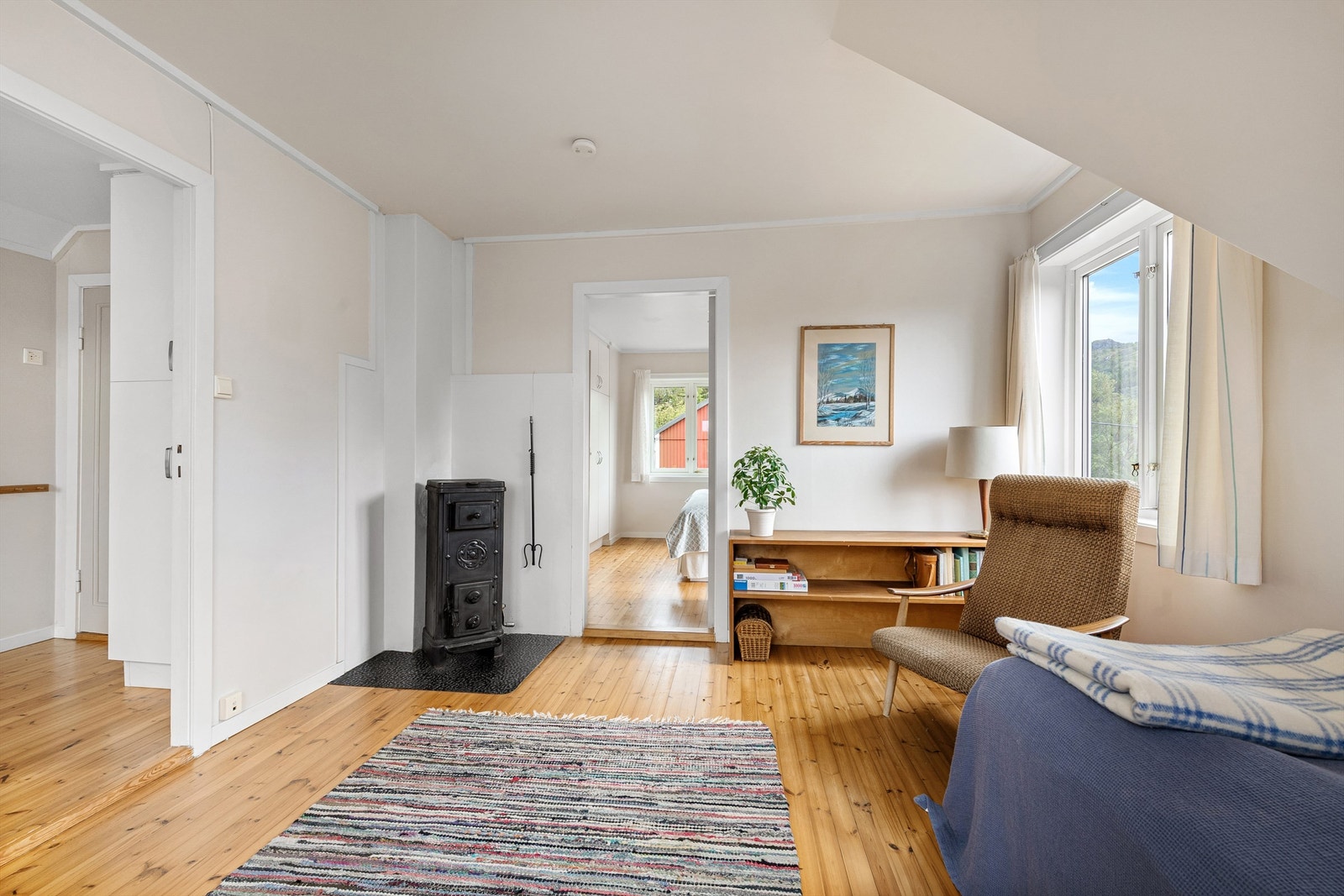 Soverom nr. 2 i 2. etasje med vedovn Galleribilde