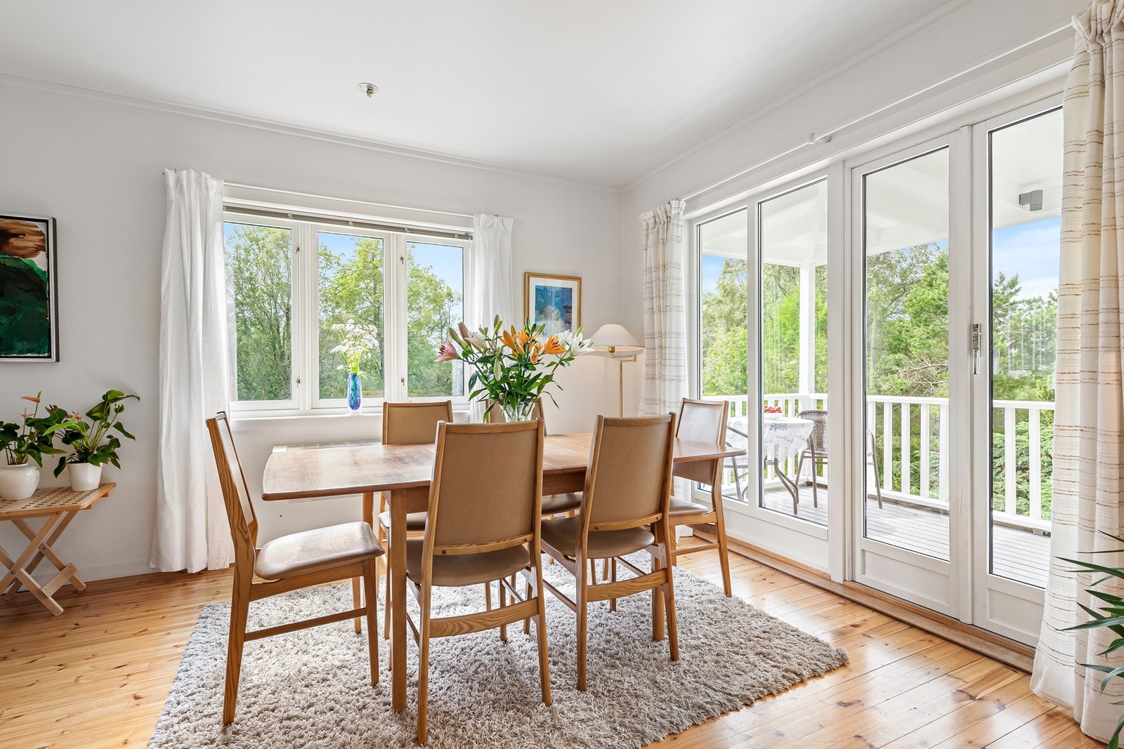 Spisestue mot vest med utgang til overbygd veranda Galleribilde