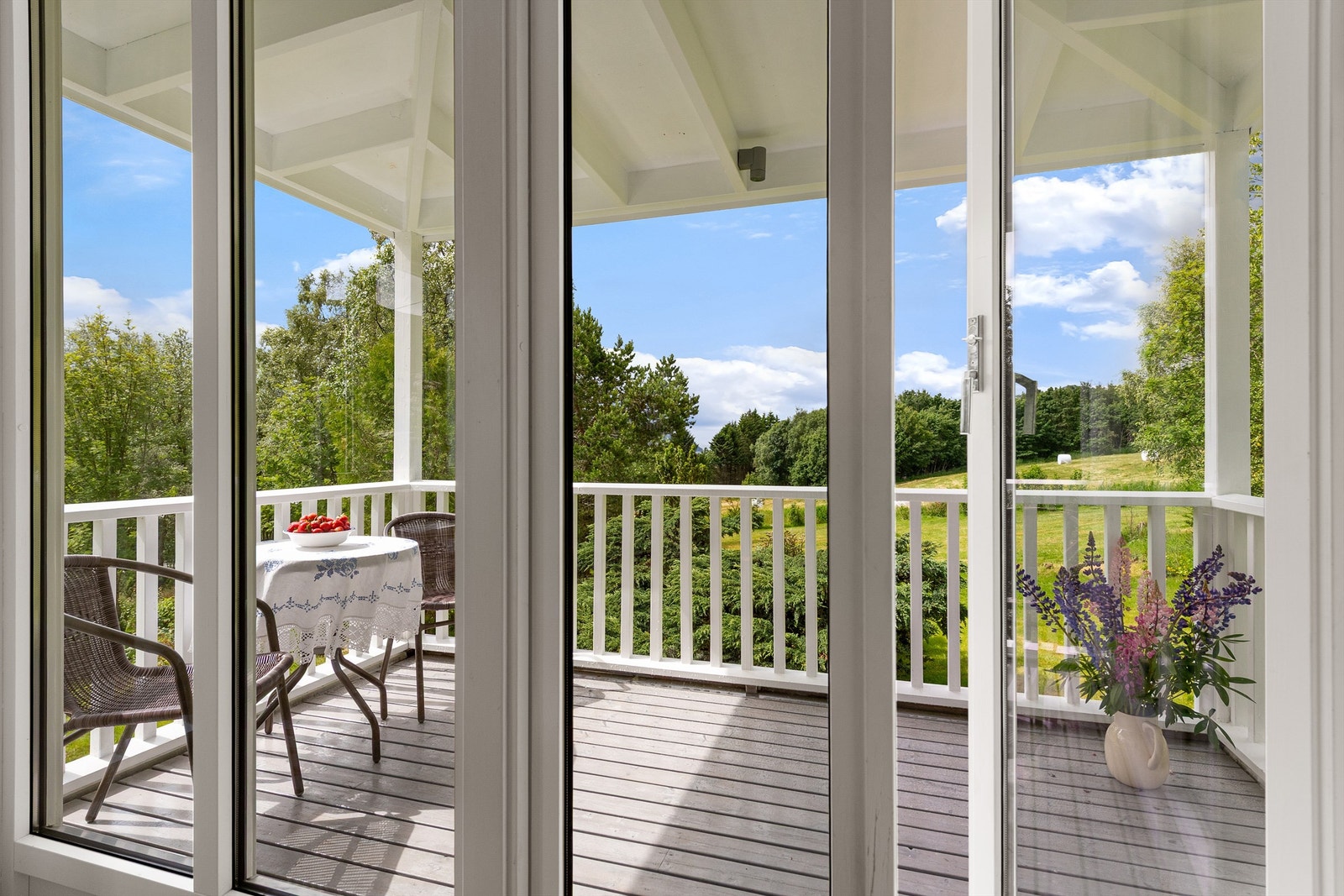 Adkomst til verandaen via stue i hovedetasjen Galleribilde