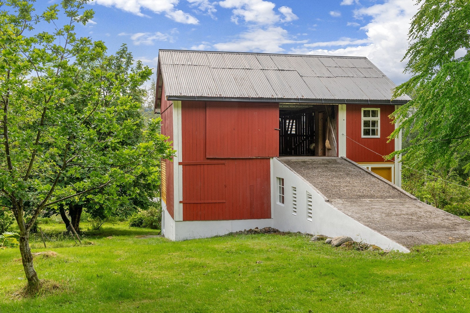Låven med fasade og løebru mot nord Galleribilde