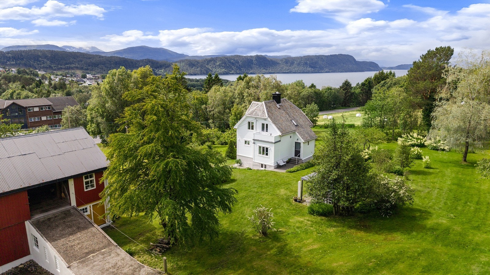 Dronebilde over eiendommen tatt fra nordøst mot sydvest Galleribilde