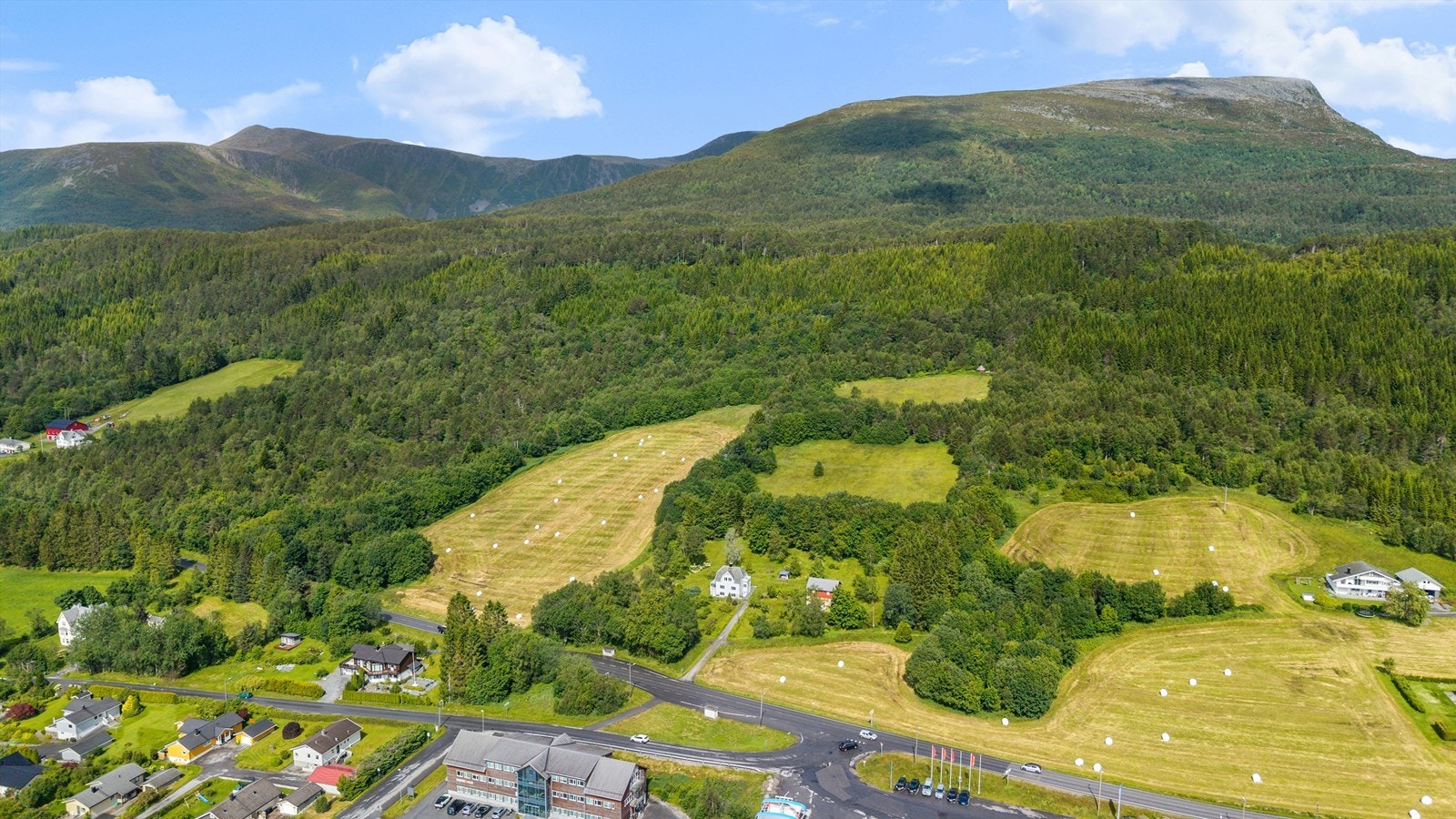 Dronebilde over nærområdet, med markene rundt eiendommen og Grøtshornet (663 moh) Galleribilde
