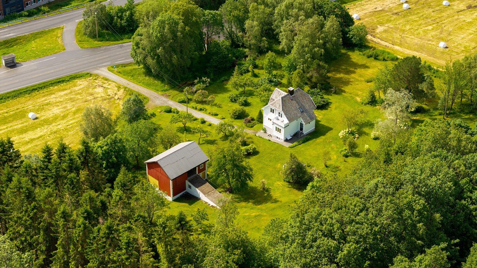 Dronebilde av eiendommen tatt fra nordøst Galleribilde