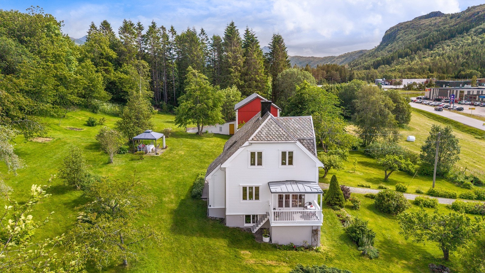 Dronebilde av eiendommen tatt fra vest mot øst Galleribilde