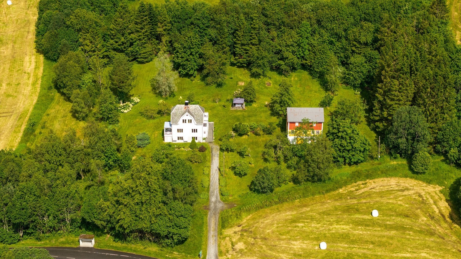Dronebilde over eiendommen tatt fra syd Galleribilde