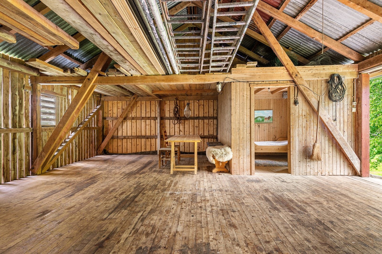 Innvendig i låven Galleribilde