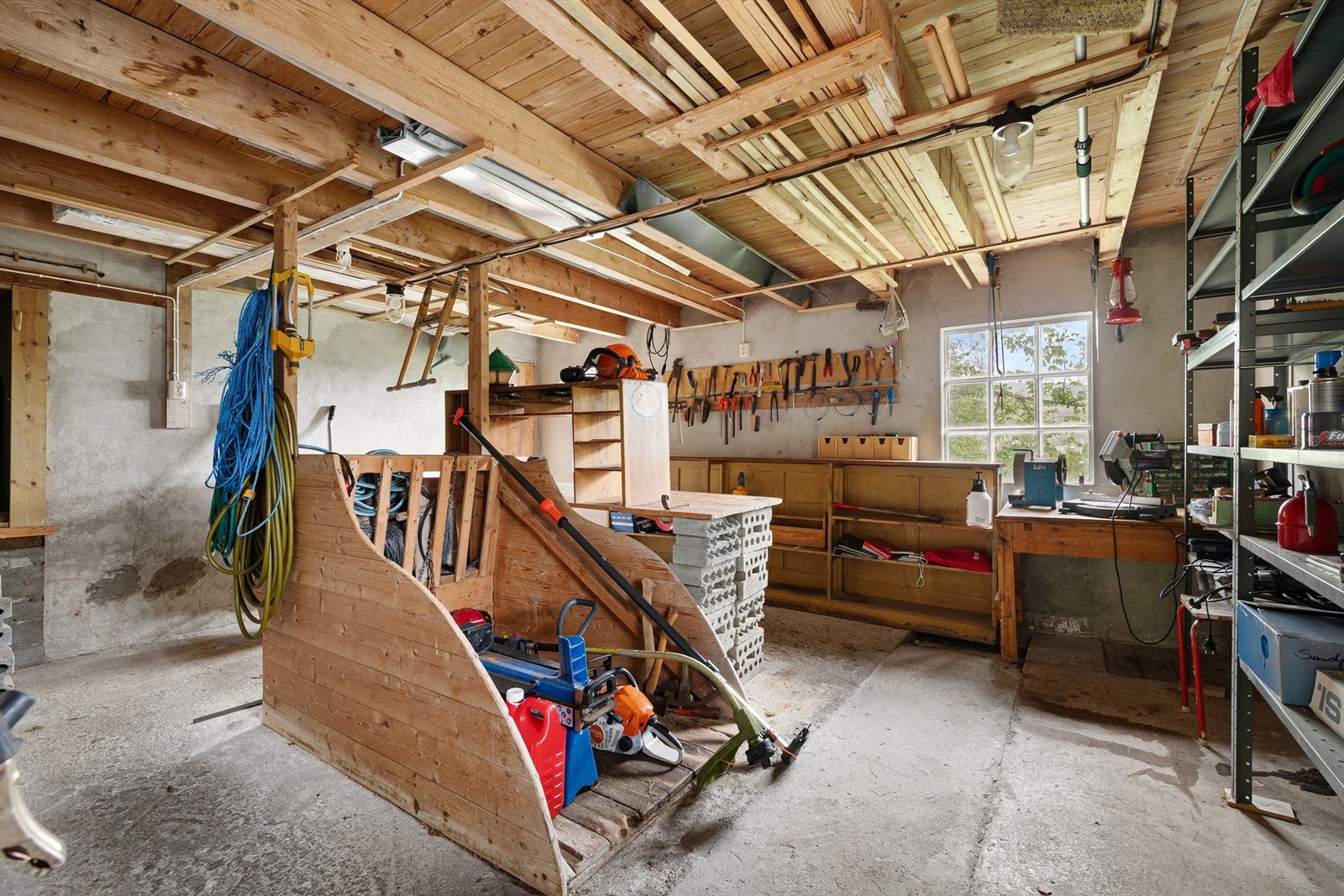 Verksted i låven. Dette var opprinnelig et fjøs med mulighet for to båser Galleribilde