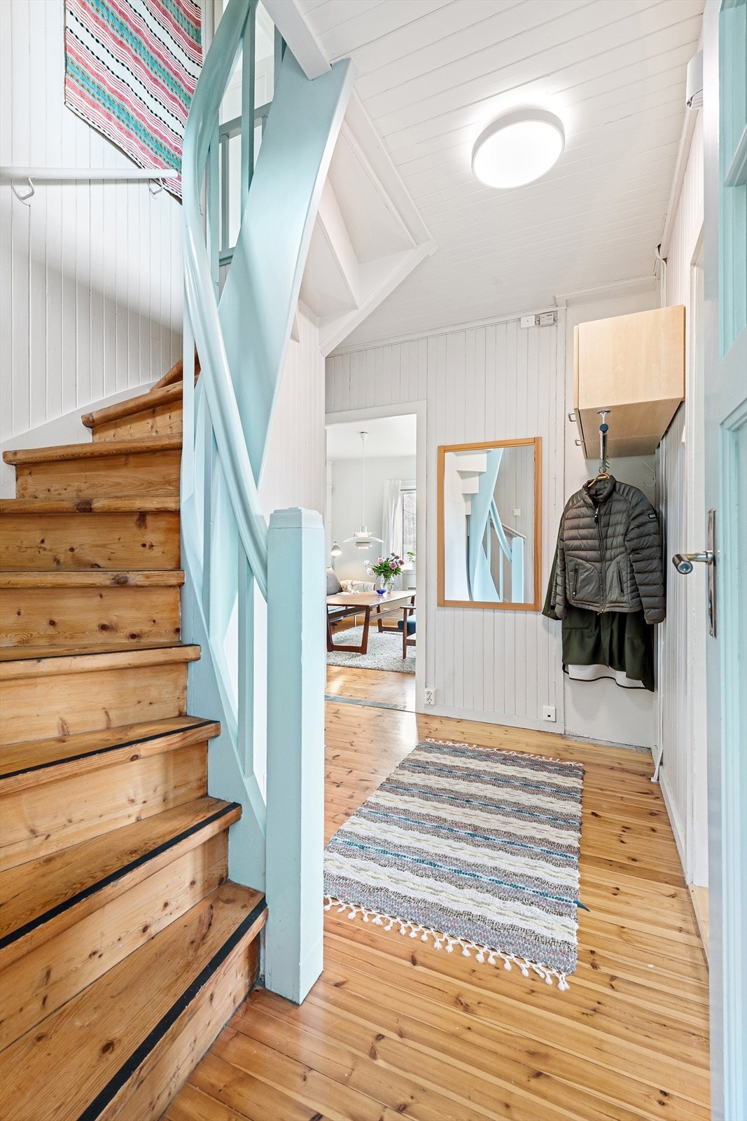 Gang/trapperom med innvendig trapp i tre mellom etasjene Galleribilde