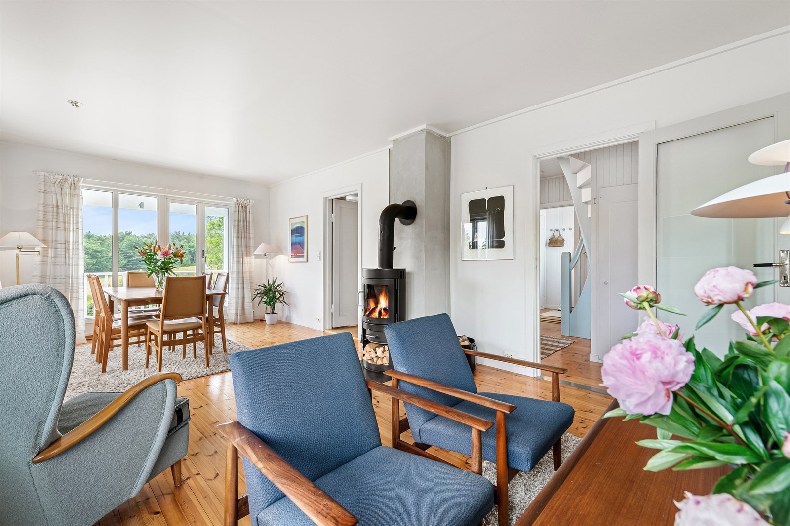 Fra sofagruppen mto spisestue og utgang til vestvendt veranda Galleribilde