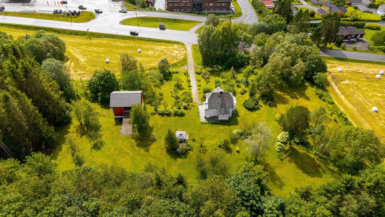 Dronebilde av eiendommen tatt fra fugleperspektiv - fra nord mot sør Galleribilde