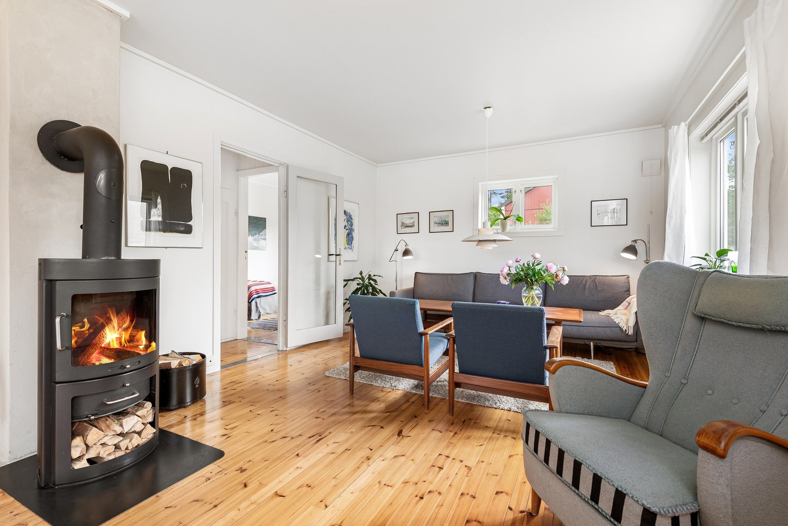 Det er peisovn med glassdør i stuen som gir en lun og hyggelig atmosfære Galleribilde