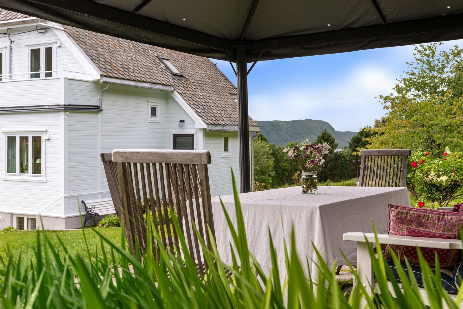 Flott solplass med paviljong i hagen Galleribilde