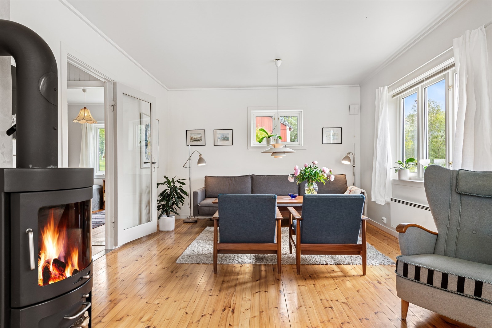 Deler av stuen mot øst med sofagruppe Galleribilde