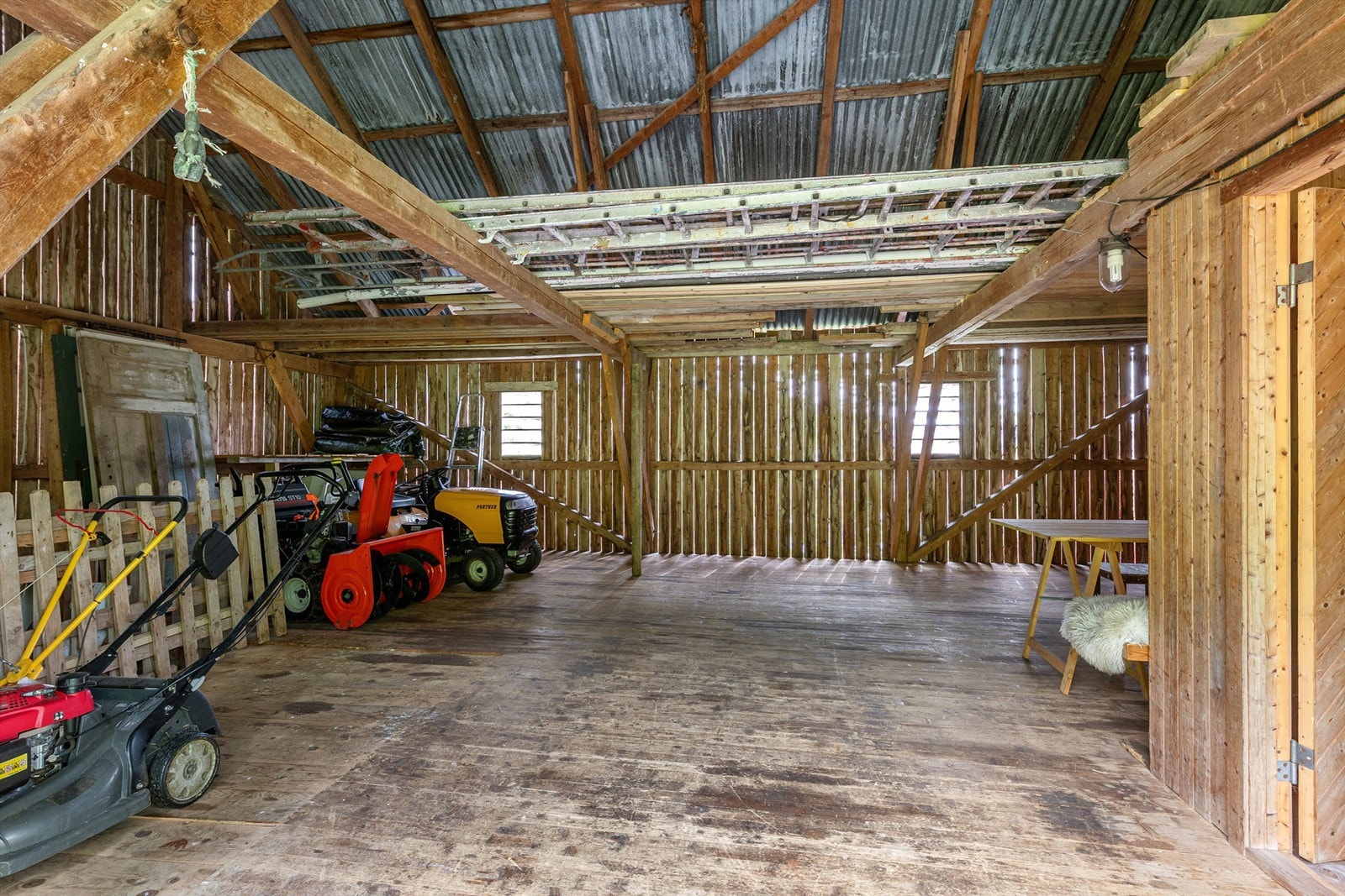 Innvendig i låven Galleribilde