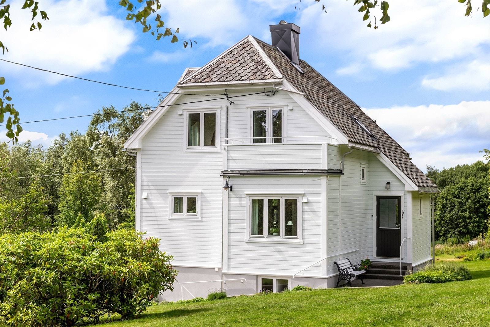 Fasade øst og inngangsparti til eiendommen Galleribilde