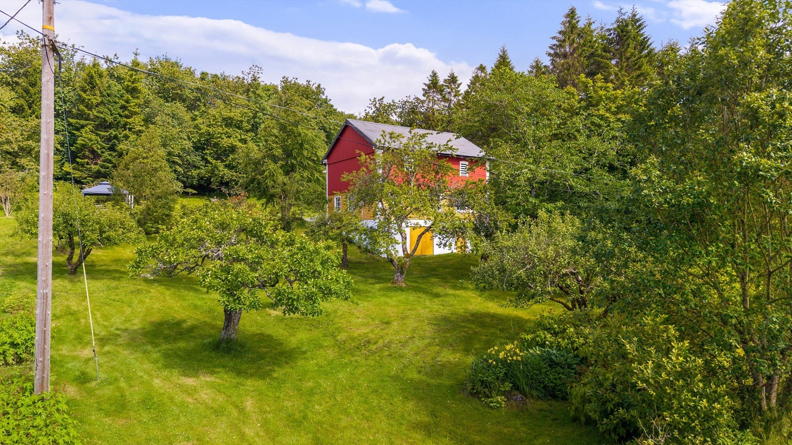 Låve og hage beliggende øst for bolighuset Galleribilde