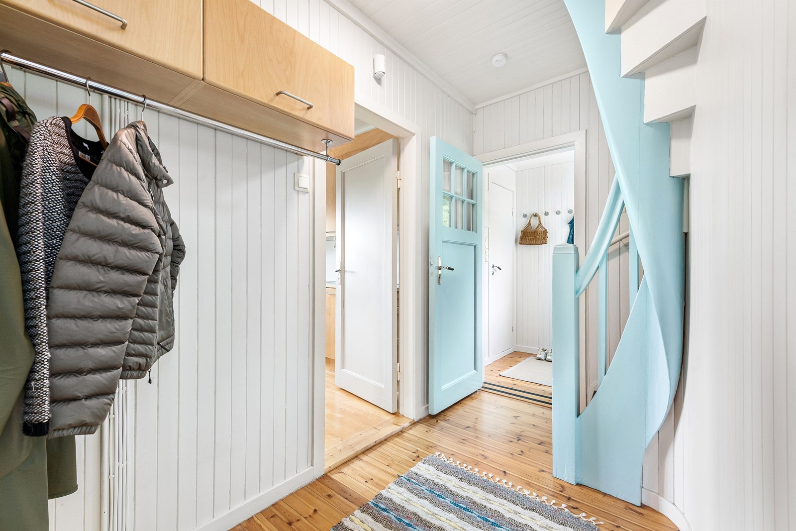 Gang/trapperom i hovedetasjen med garderobeløsning Galleribilde