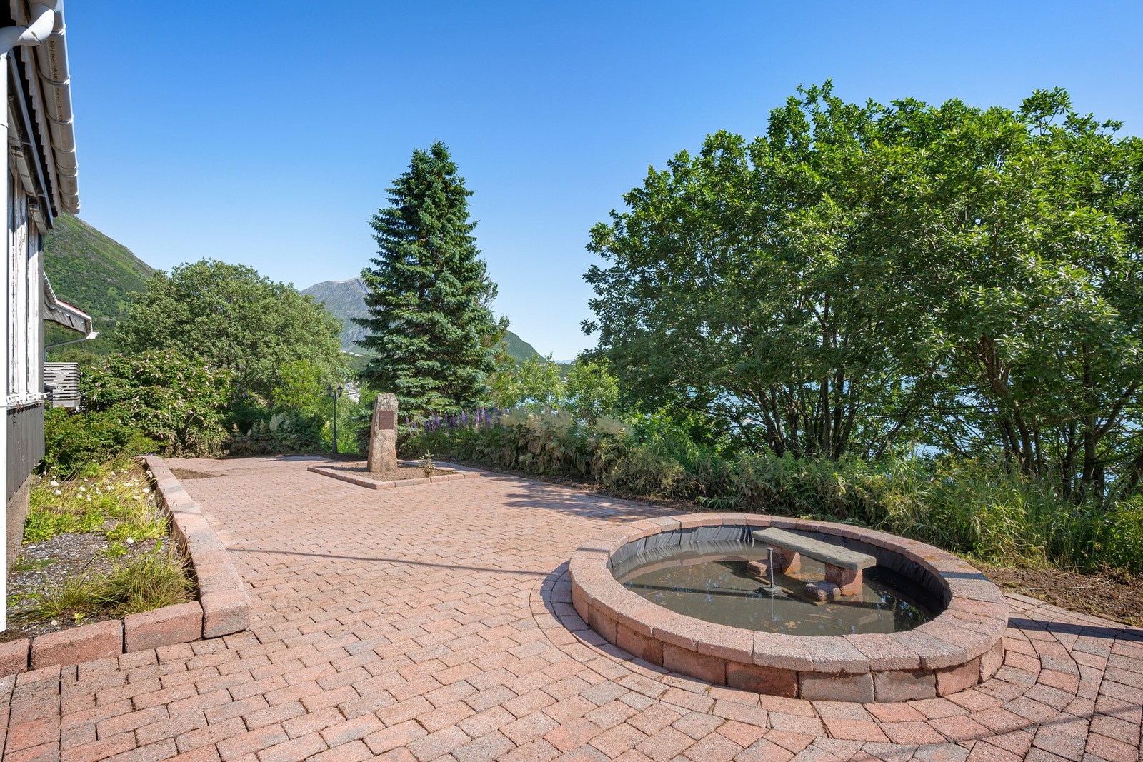 Detaljer som fontene gir uteområdet et ekstra løft Galleribilde