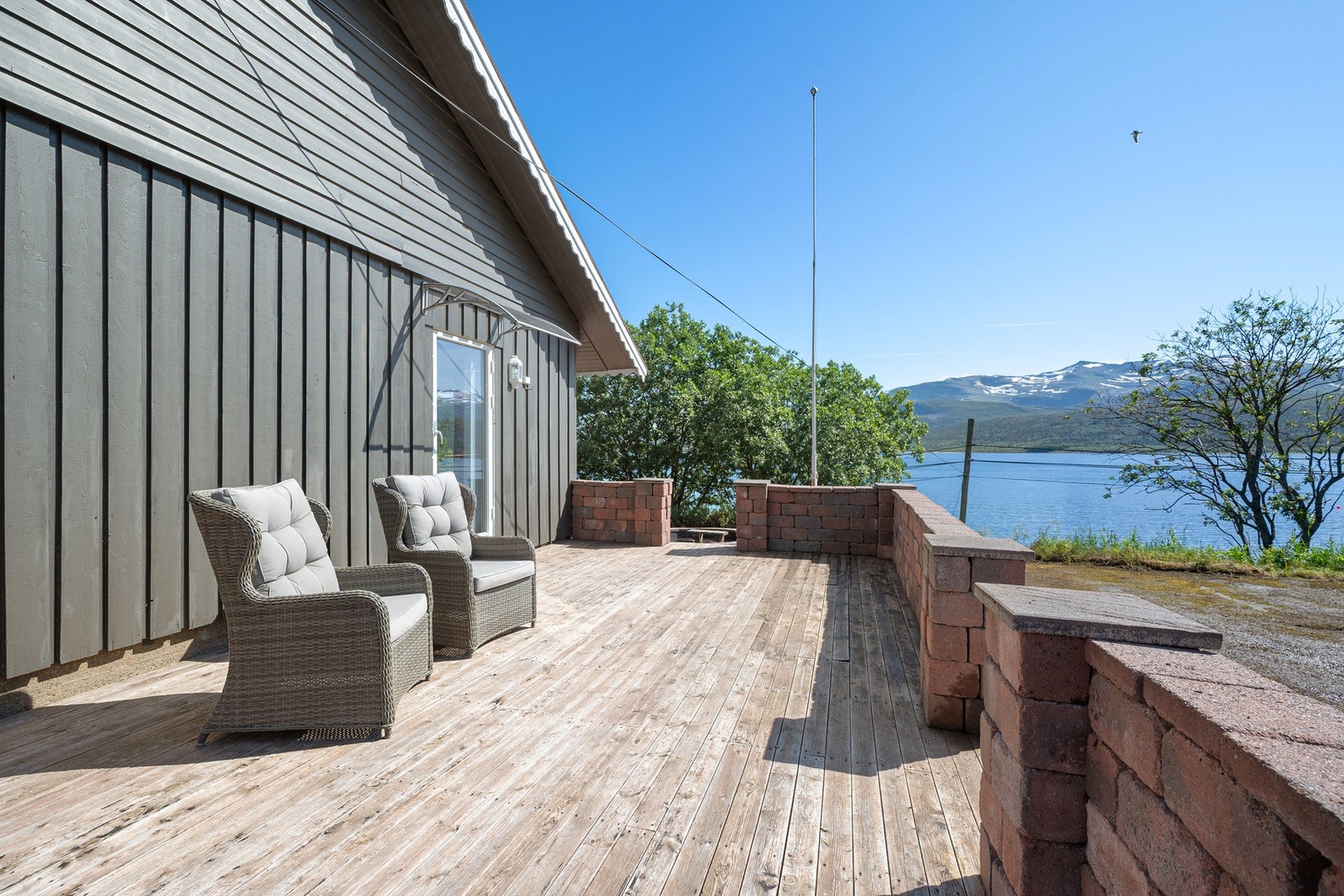 Sørvestvendt solvegg med flott utsikt og masse sol Galleribilde