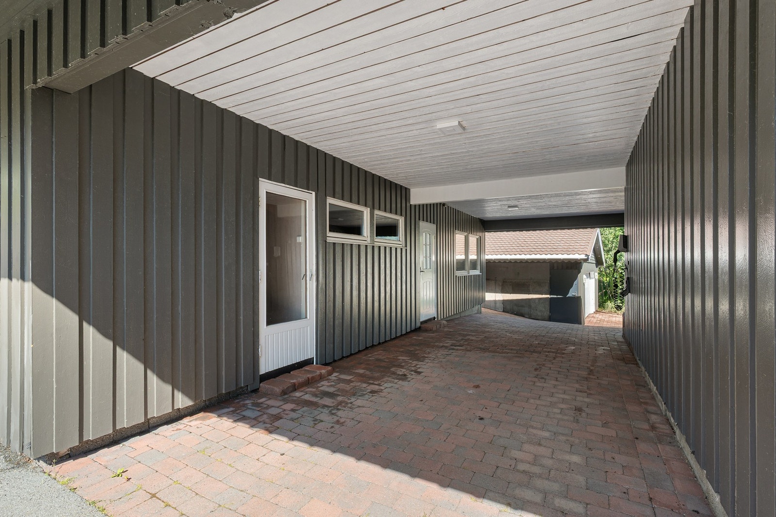 Her kan du også gå inn til to boder i tilbygget som begge er innredet som soverom (ikke omsøkt/bruksendret) Galleribilde