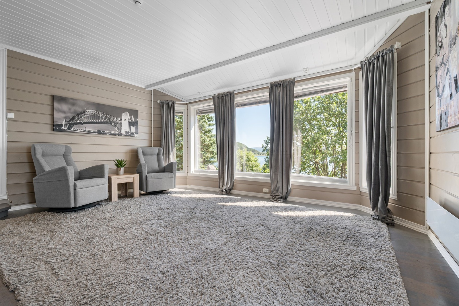 Lys og innbydende stue/tv-stue med oppgraderte overflater og ny innvendig solskjerming Galleribilde