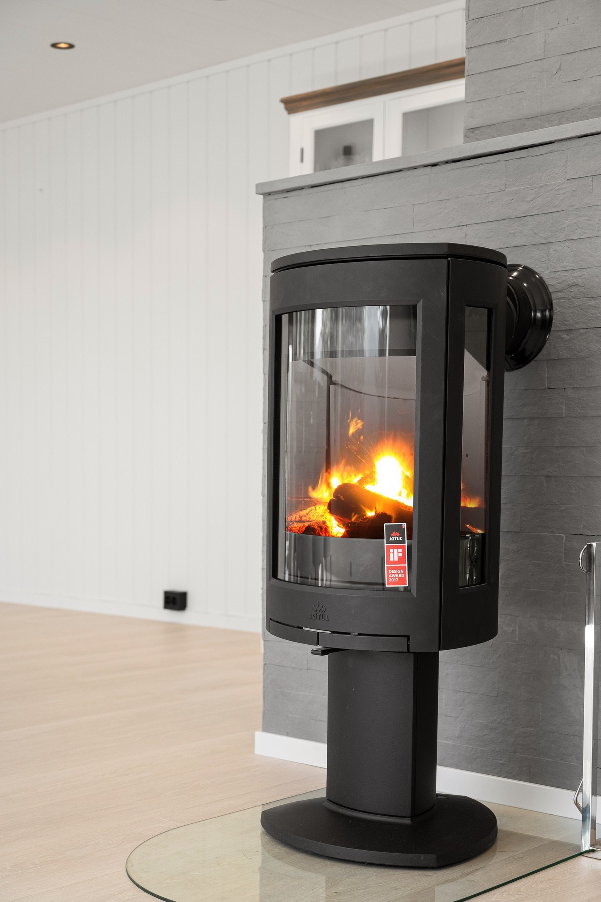 Ny Jøtul peisovn gir både varme og lun stemning i stua Galleribilde