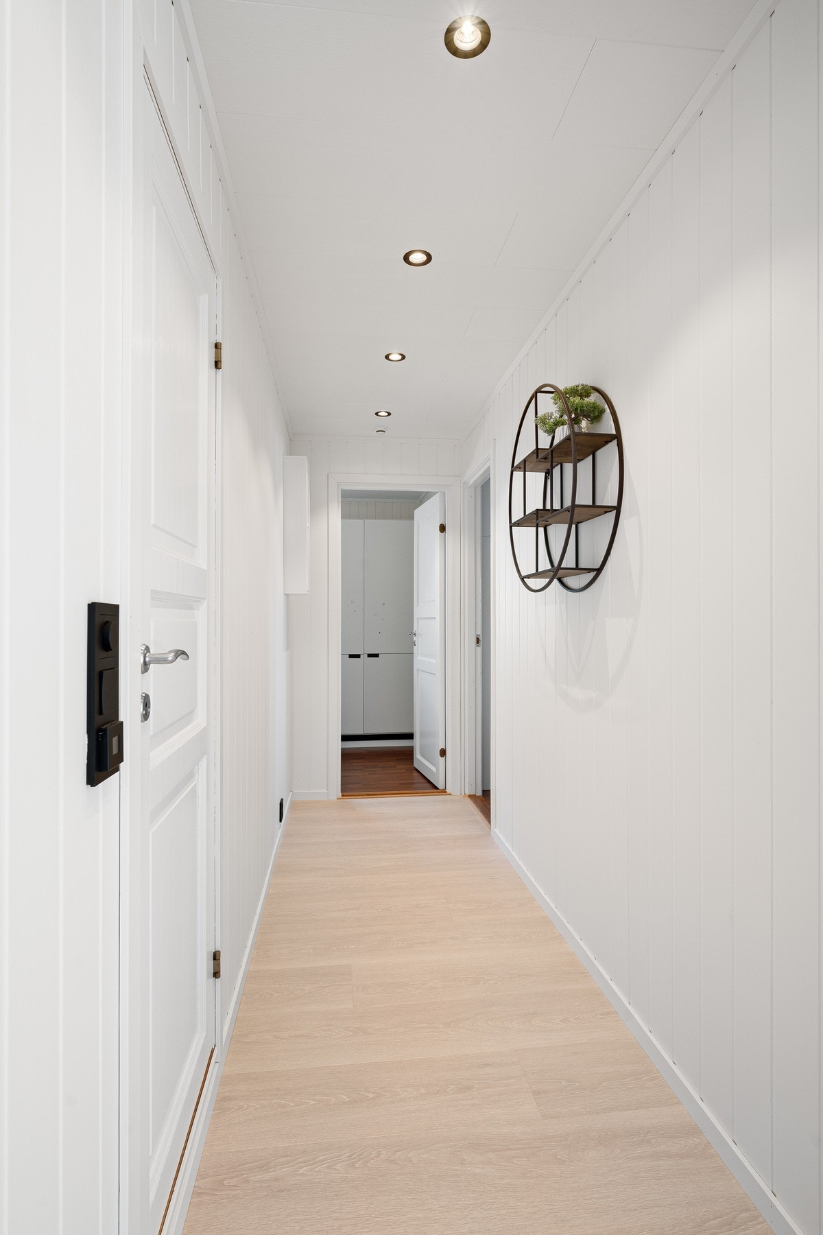 Lys og oppgradert gang med moderne nye overflater og god romfølelse. Her er gulv, vegger, himling, downlights, brytere og stikk helt nytt i 2022. Galleribilde