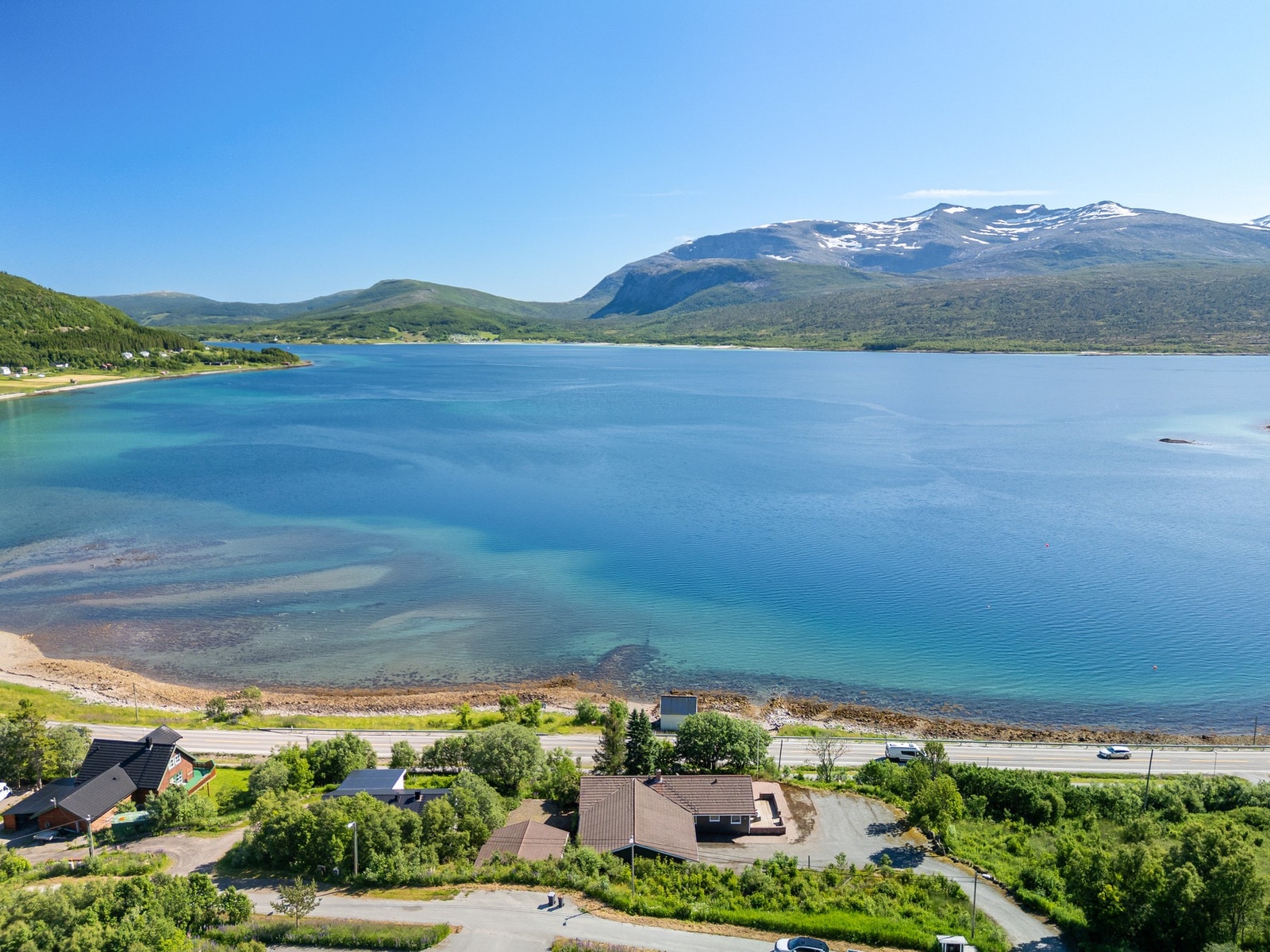 En innholdsrik enebolig med 4 soverom i fantastiske omgivelser. Det ene soverommet er ikke omsøkt/bruksendret. I tillegg er tilbygget innredet med ytterligere to soverom (ikke omsøkt/bruksendret) Galleribilde