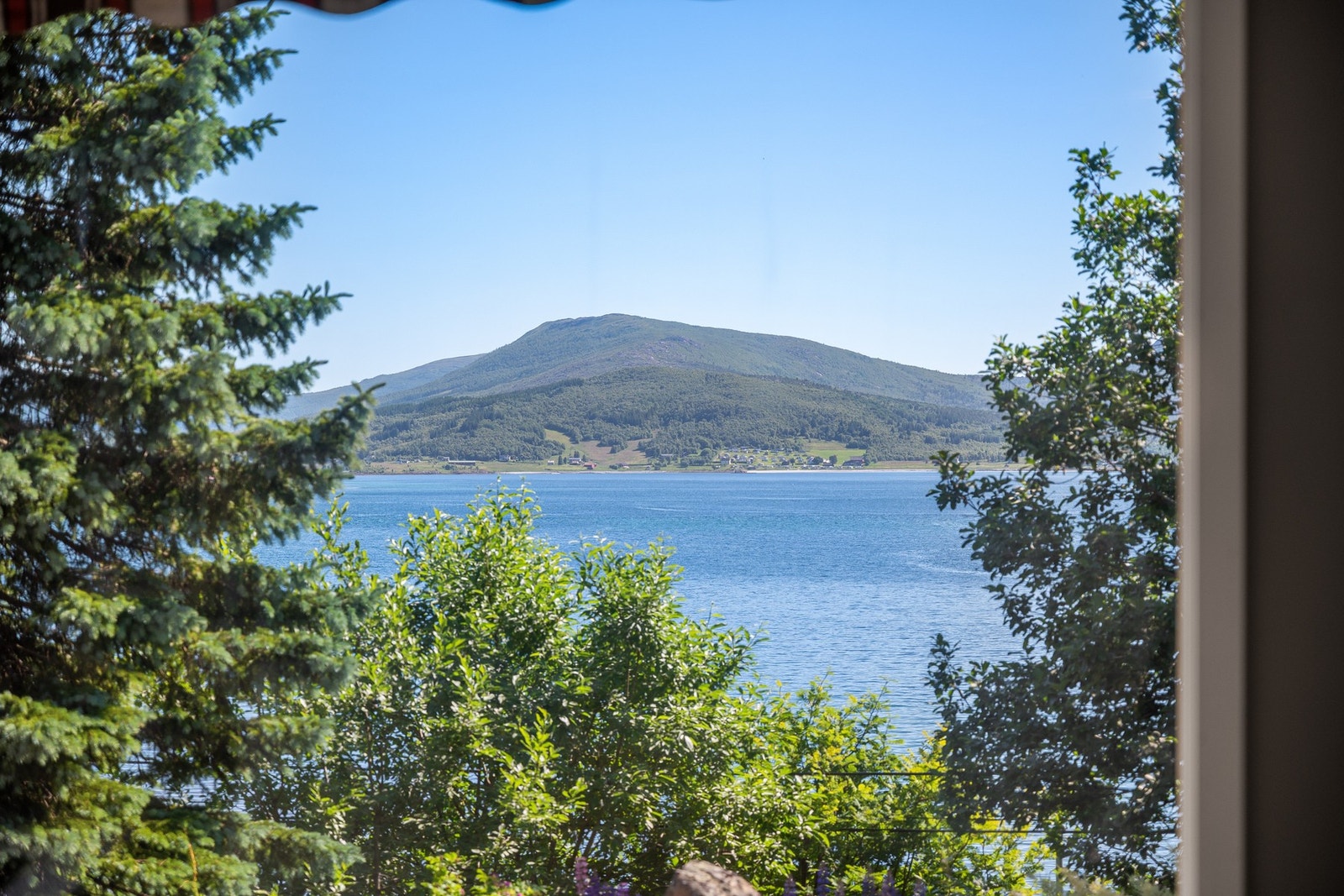 Utsikten strekker seg over fjorden og helt til majestetiske Tjeldøya Galleribilde