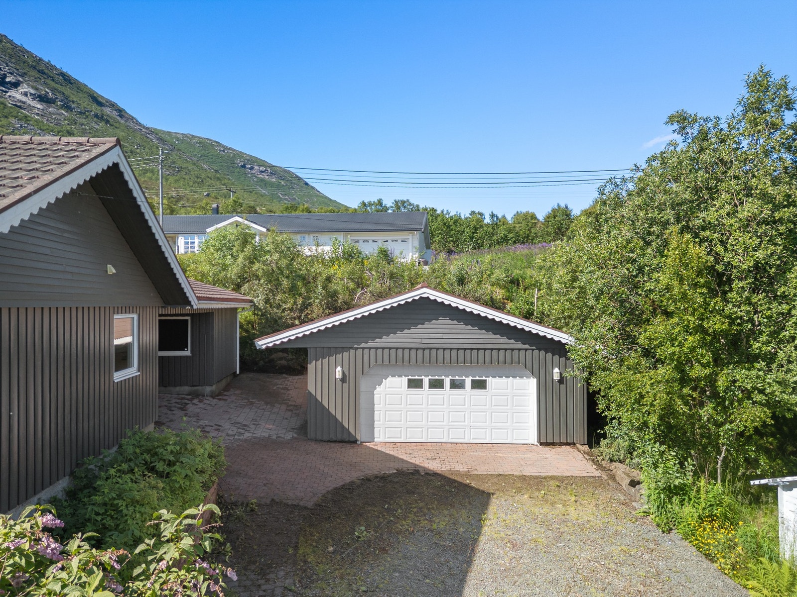 Garasje med gode parkeringsmuligheter Galleribilde