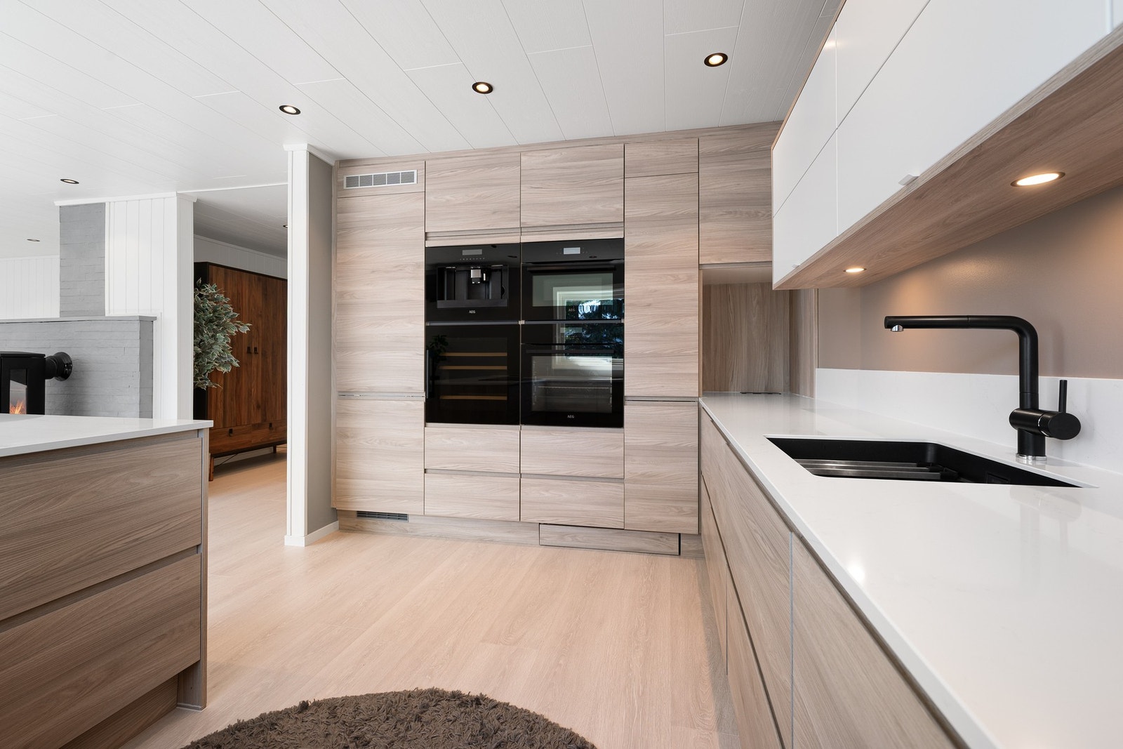 Kjøkkenet har rikelig med plass, og har til og med garasje for robotstøvsuger i sokkelen Galleribilde