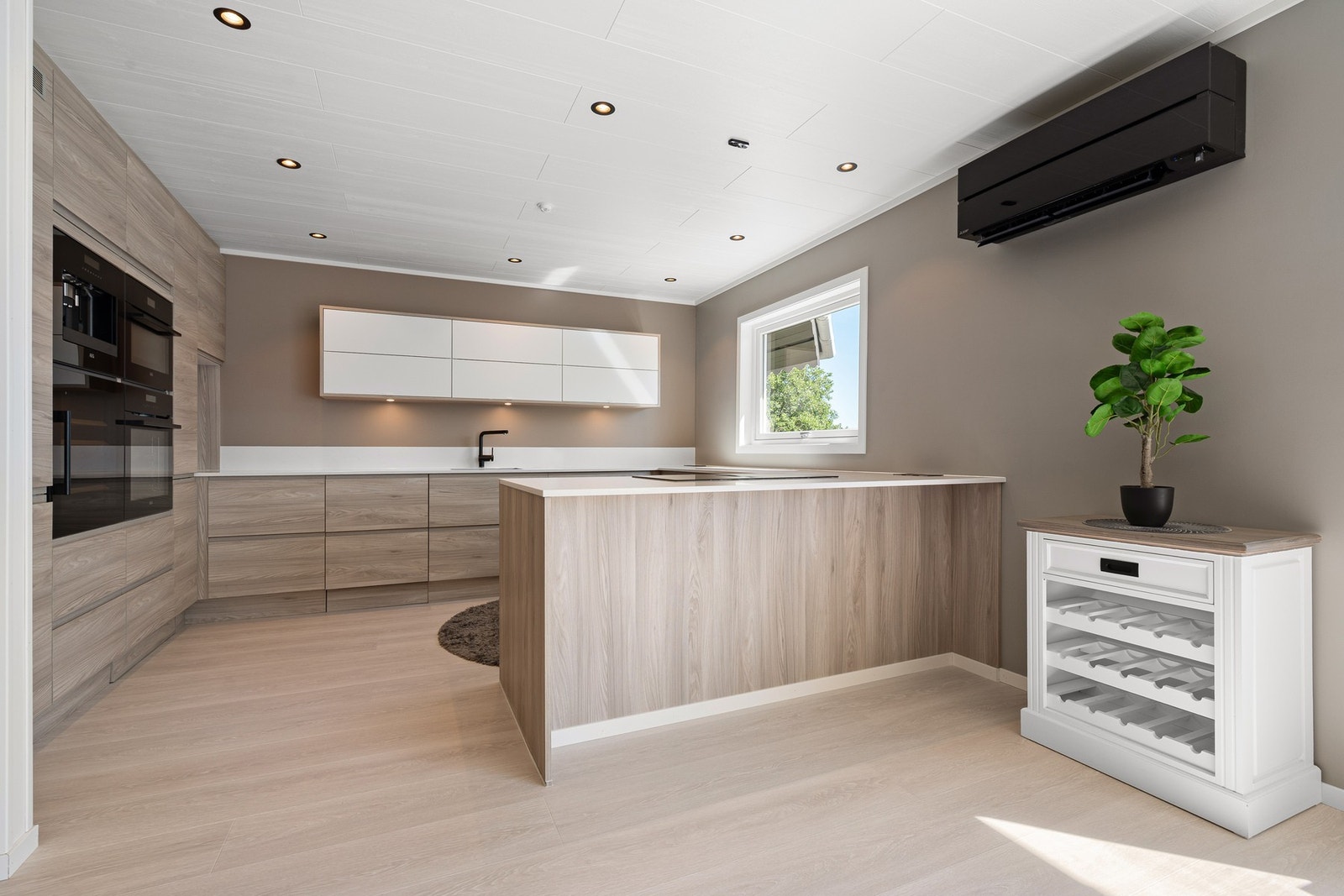 Spotter i taket sørger for godt arbeidslys. Galleribilde