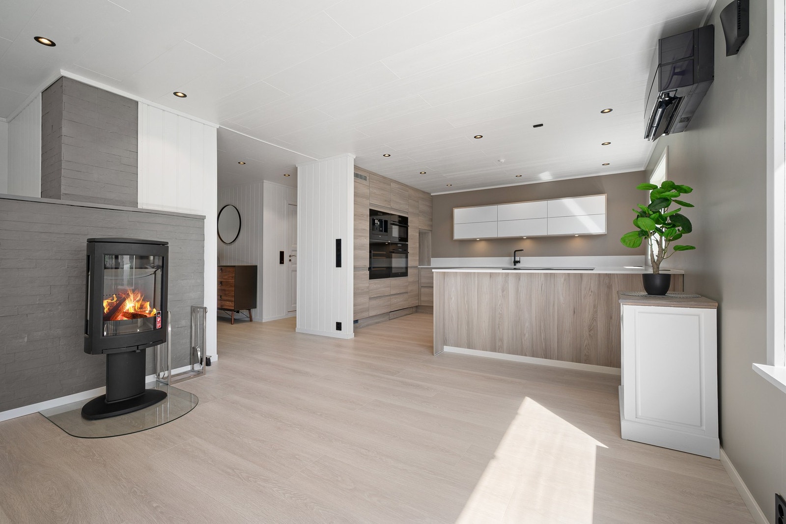 Romslig stue med ny Jøtul peisovn, downlights og nytt gulv - alt fra 2022 Galleribilde