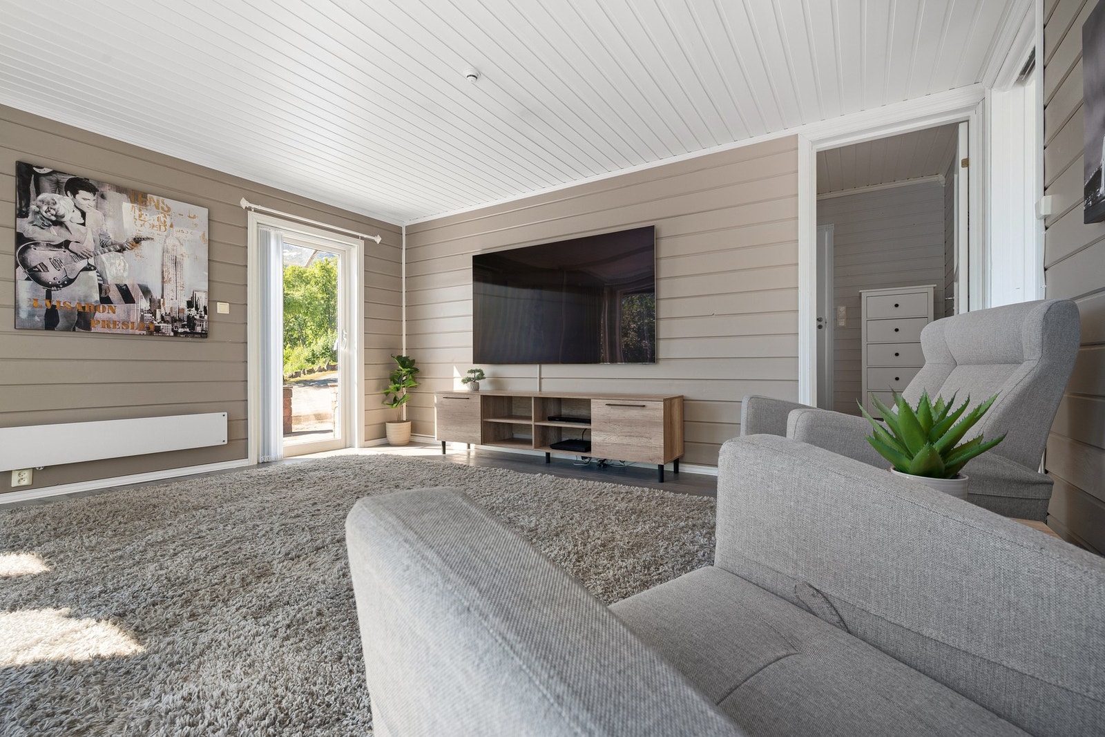 Til høyre ser du gang til soverom og det ene badet Galleribilde