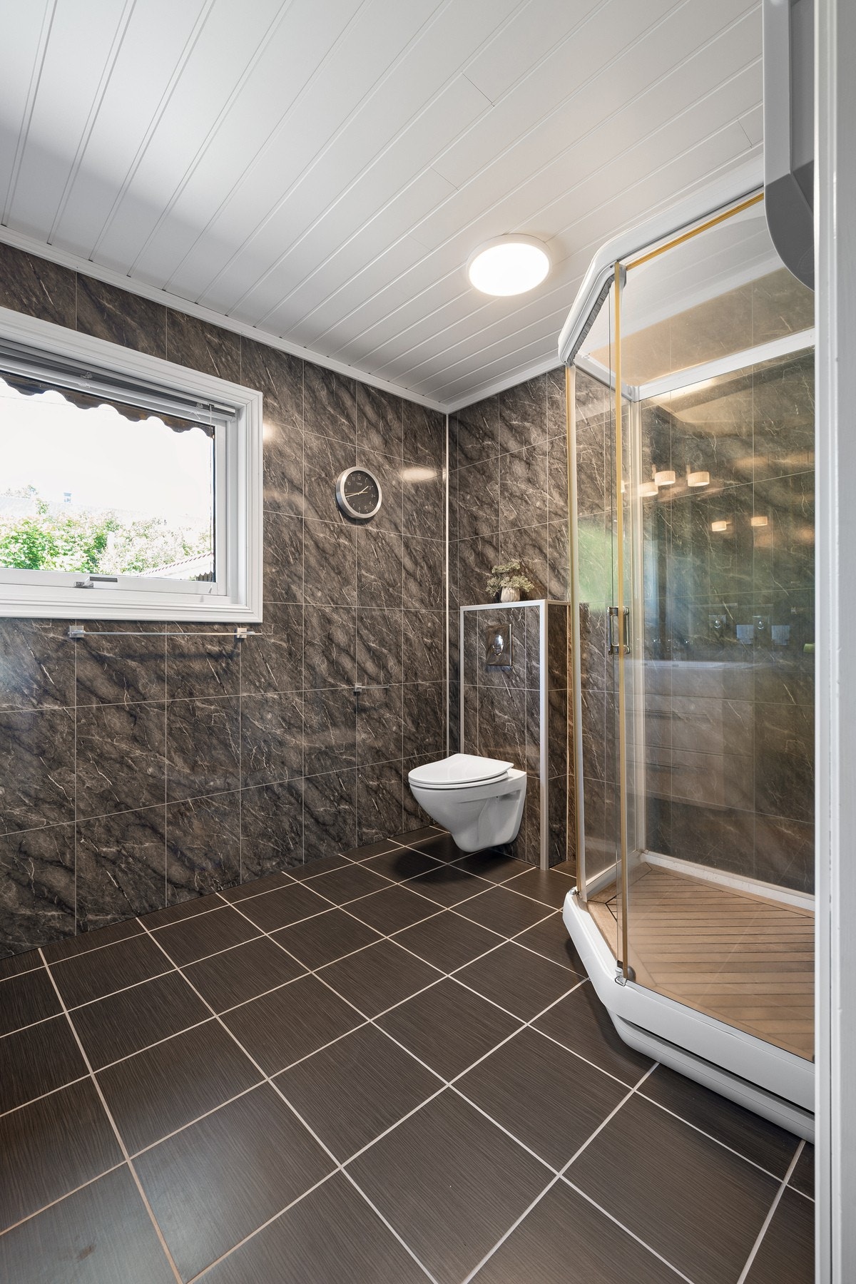 Flislagt gulv med elektriske varmekabler Galleribilde