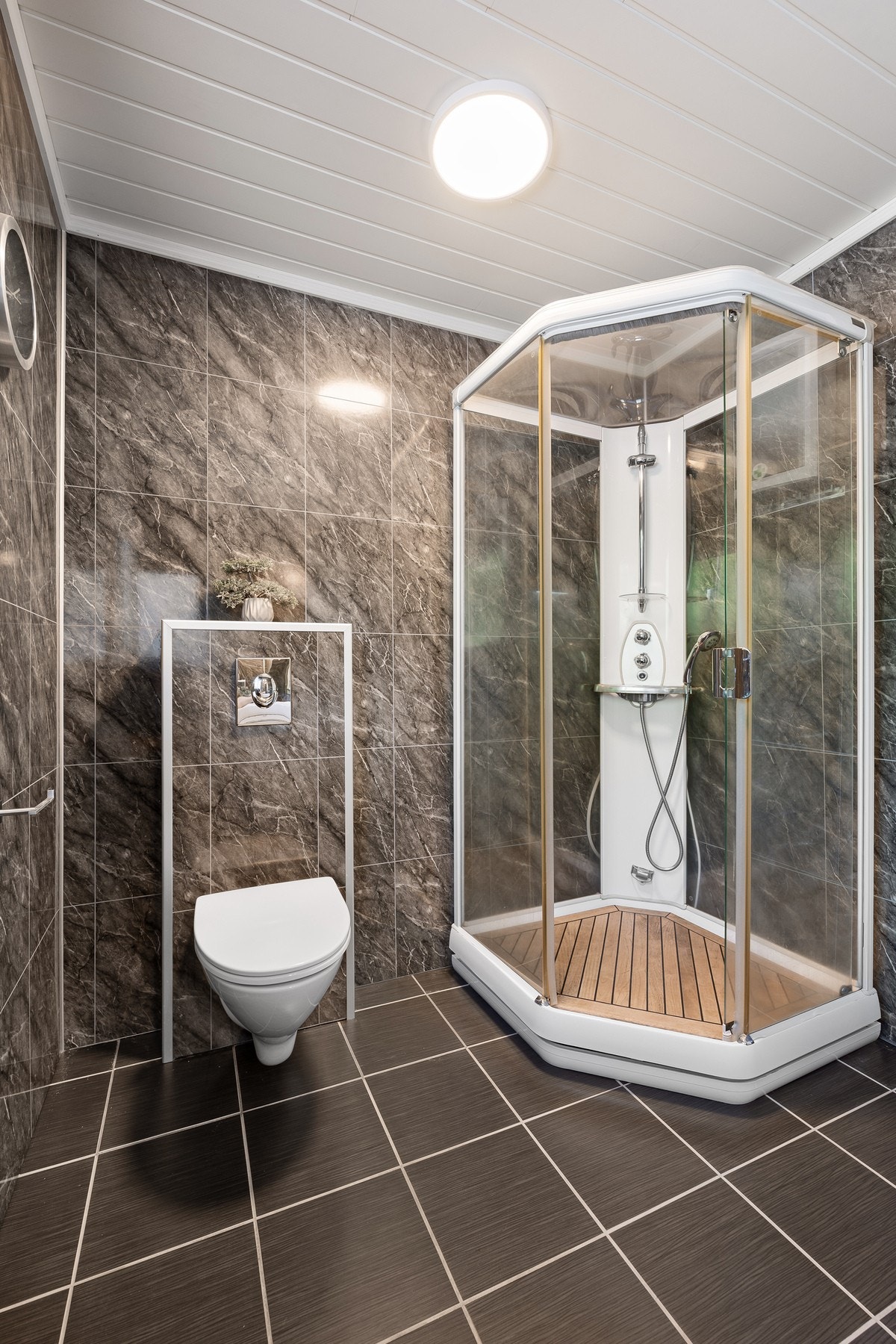 Praktisk dusjkabinett og god oppbevaringsplass Galleribilde