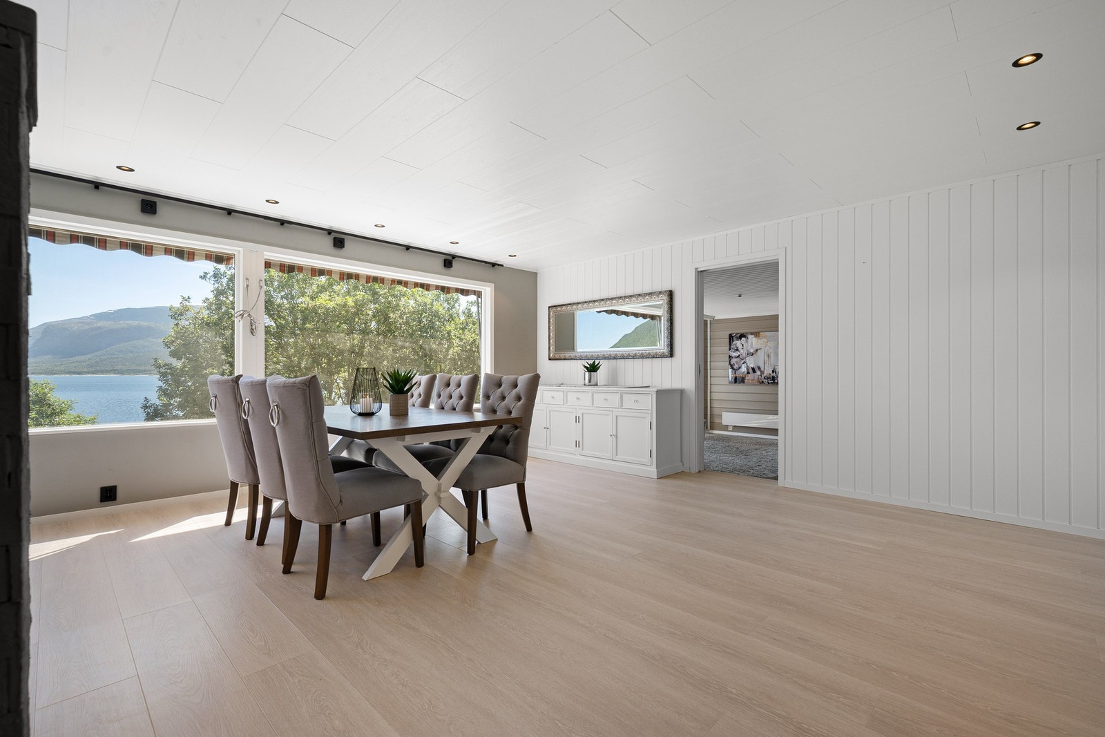 Store vindusflater gir godt lys og flott utsikt Galleribilde