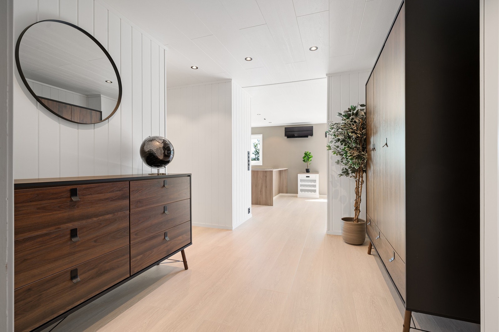 Hallen er åpnet opp mot stuen, her er alle overflater nye Galleribilde