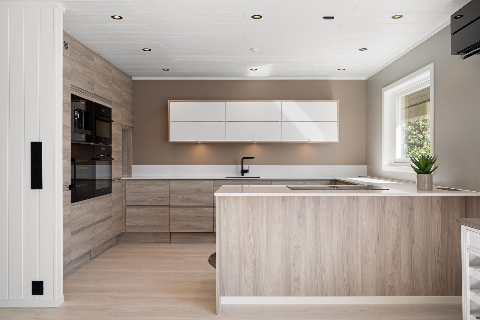 Strai-kjøkken fra 2022 med eksklusive løsninger, steinbenkeplate og integrerte hvitevarer Galleribilde