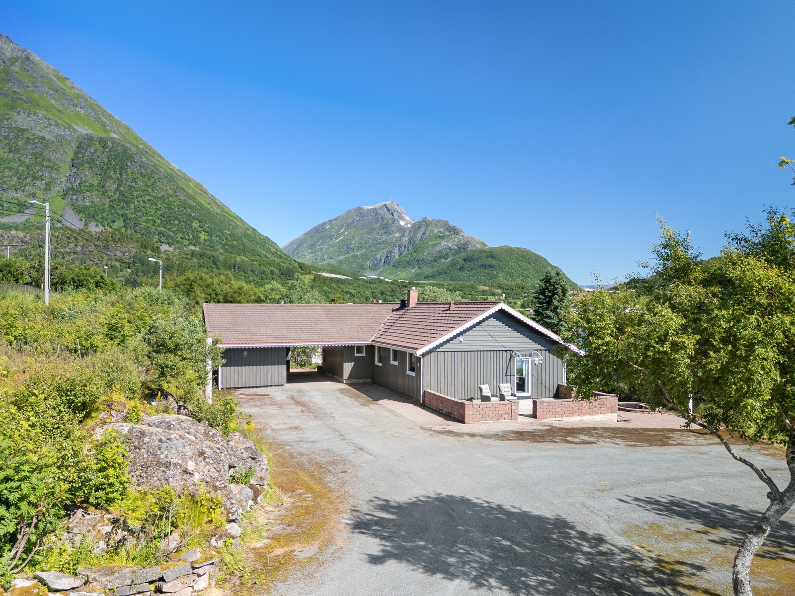 Solrik og skjermet utsiktstomt på over 2600 m² - parkering til både bil og båt Galleribilde