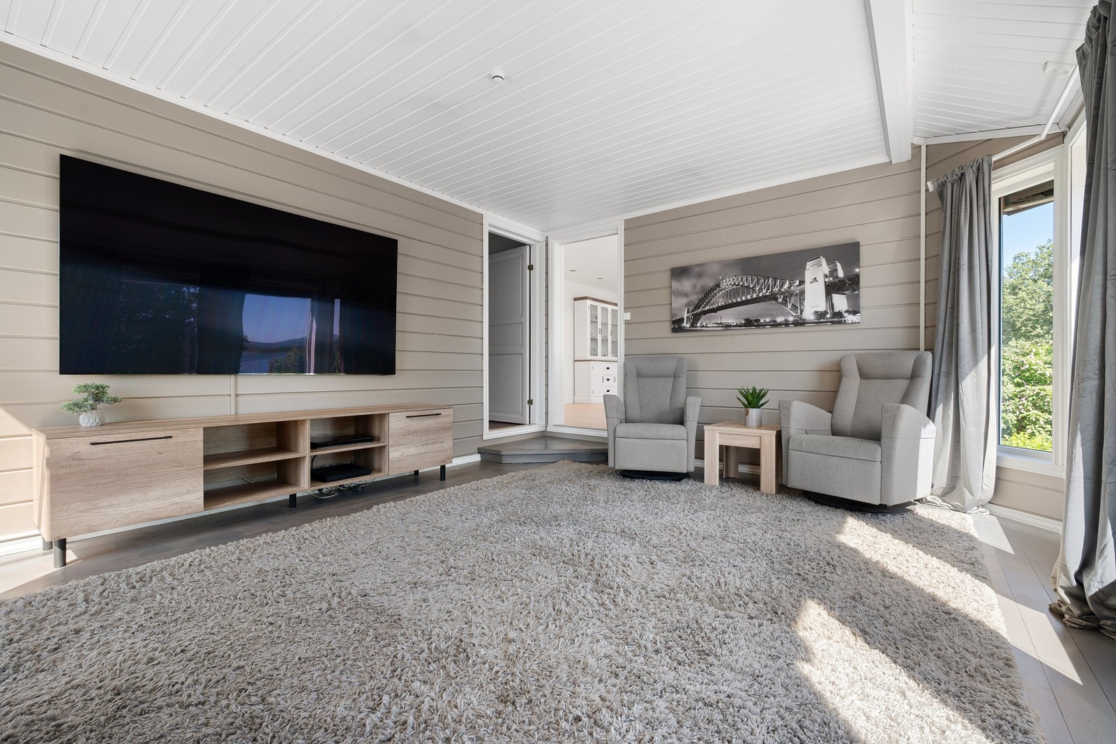 Det er mulig å lukke dørene til rommet slik at ingen blir forstyrret under fotballkampen Galleribilde