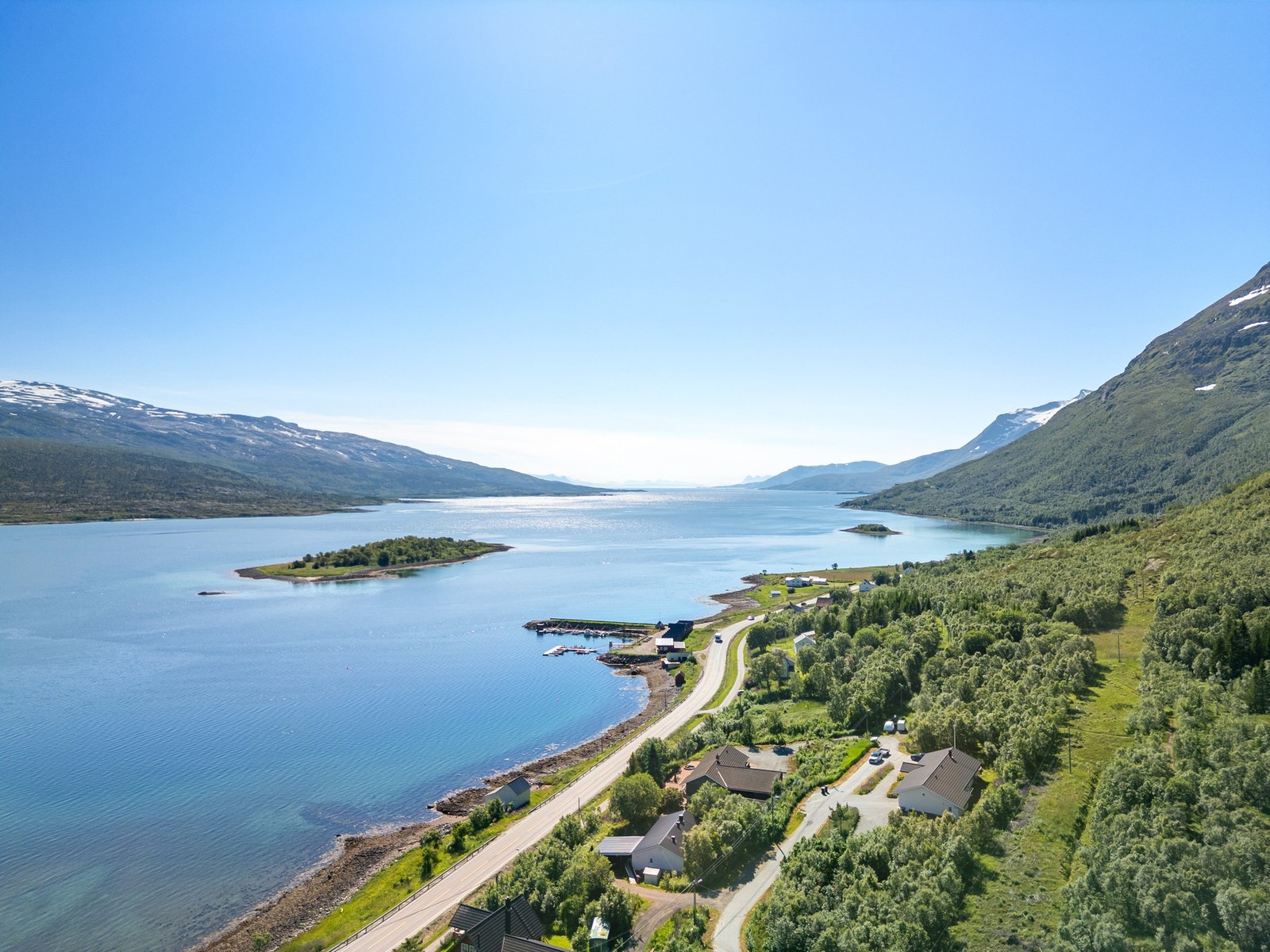 Få meter til havet og egen sjøtomt, her kan du leve det gode kystlivet Galleribilde