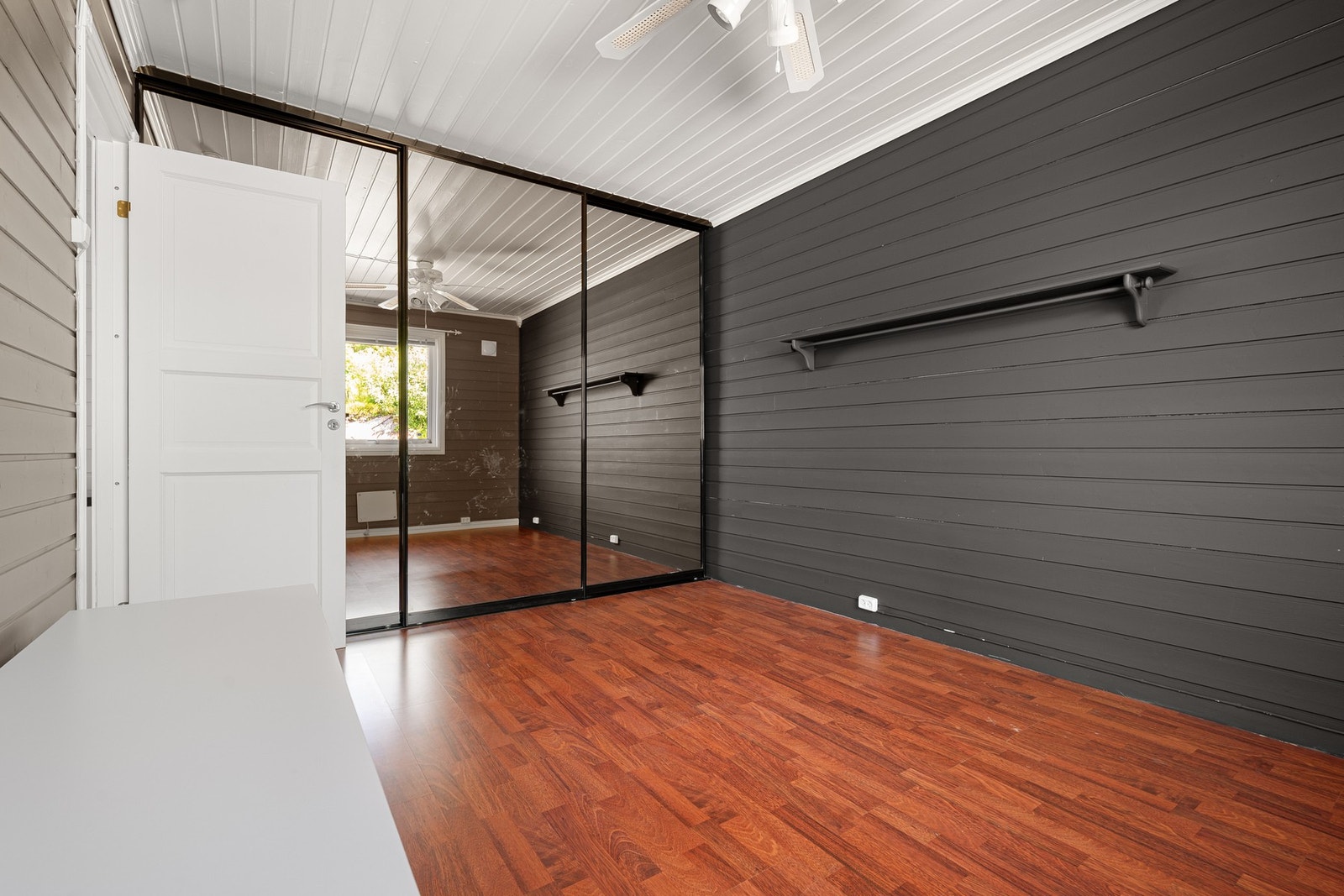 Praktiske romløsninger med plass til både seng og garderobe Galleribilde