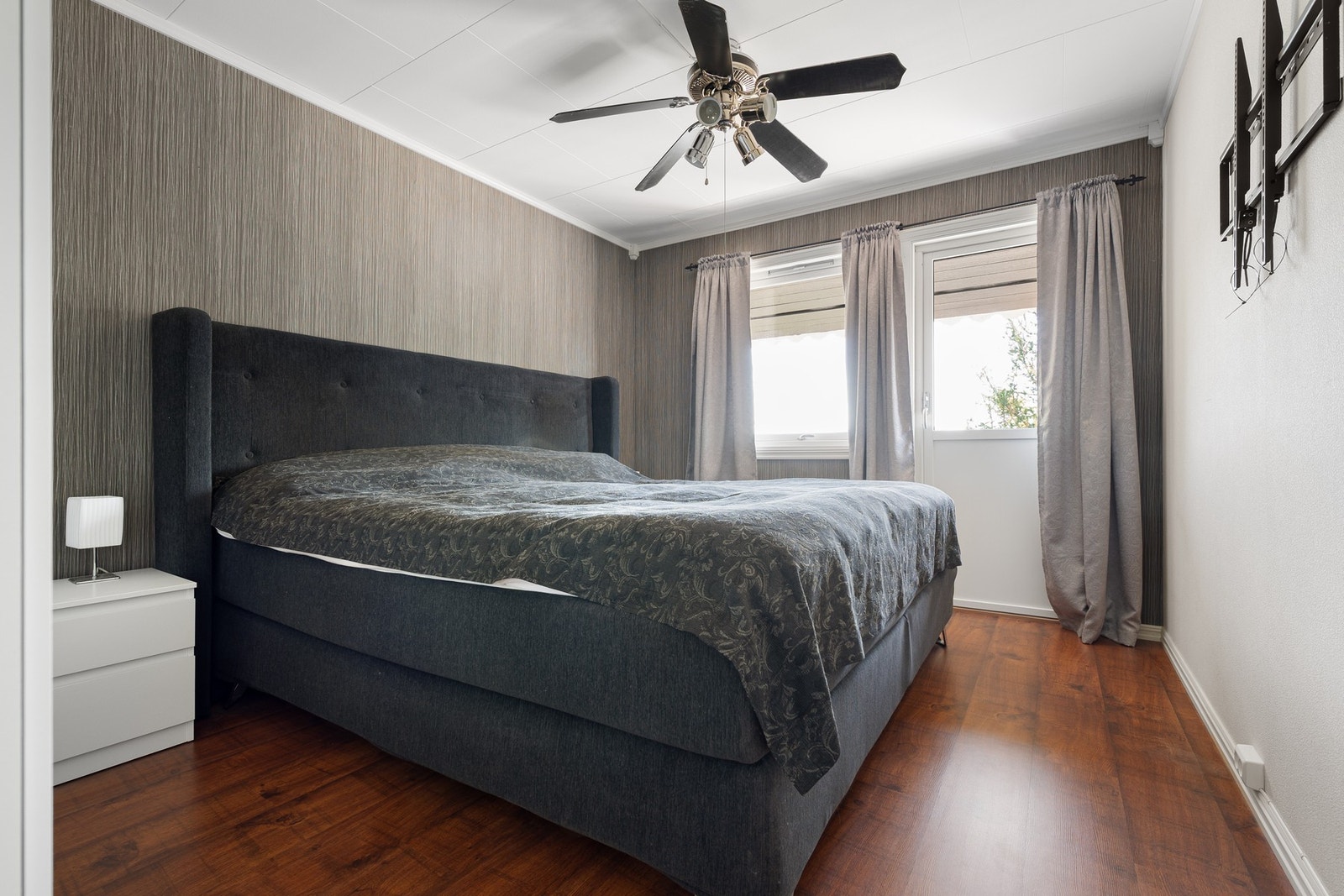 Soverom med utgang til en luftebalkong Galleribilde